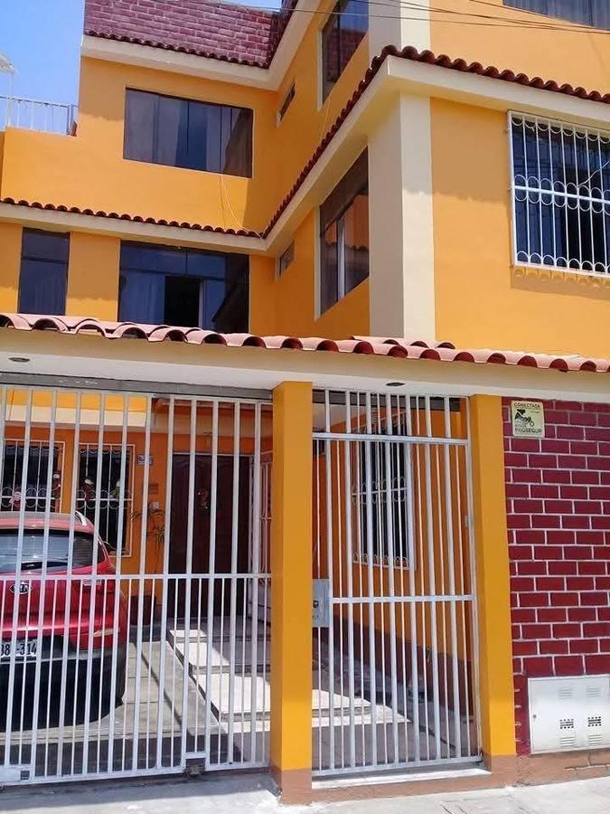 ¡Gran Oportunidad de Inversión en Espaciosa Casa Multifamiliar de 3 Pisos!