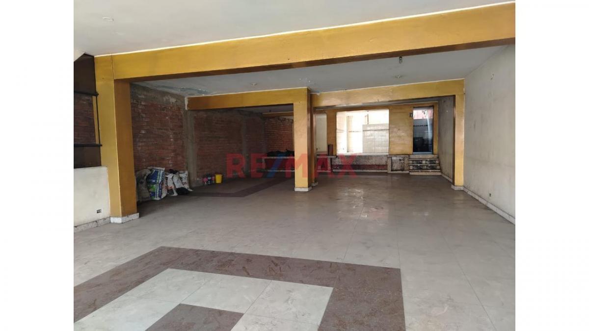 Venta de Local 3 Pisos en Plena Avenida Comercial Tupac Amaru