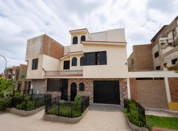 Amplia Casa de 3 Pisos en Smp | 7 Dormitorios | 6 Baños | Smp Límite con Los Olivos