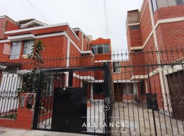 Venta de Casa de 3 Pisos Más Aires, Frente Al Hospital Mogrut - San Miguel
