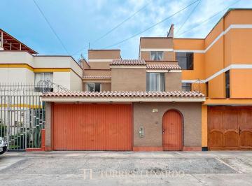 Oportunidad! Casa en Venta, 3 Pisos + Azotea con Piscina y Cochera en San Miguel