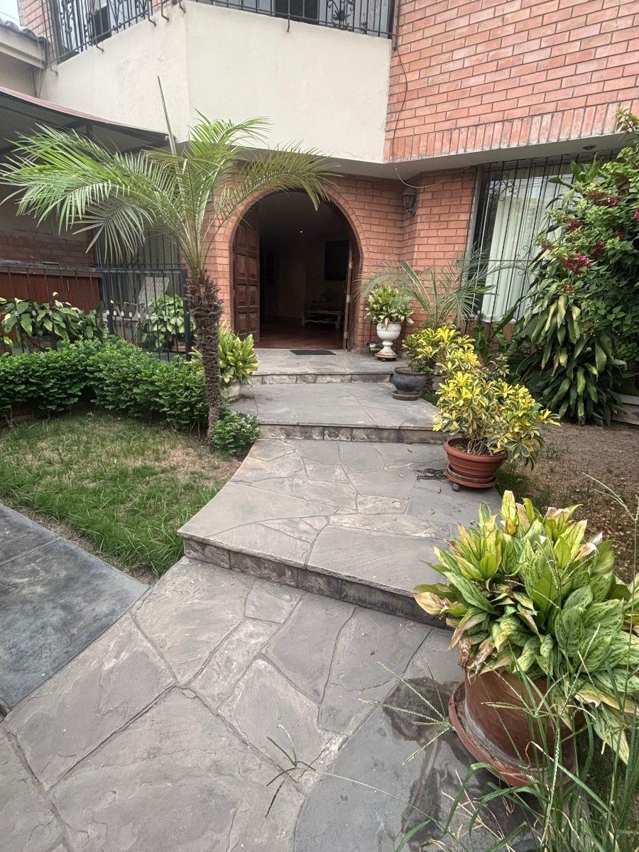 Vendo Casa de 3 Pisos Jirón Cerro Azul Urbanización San Ignacio de Monterrico Surco