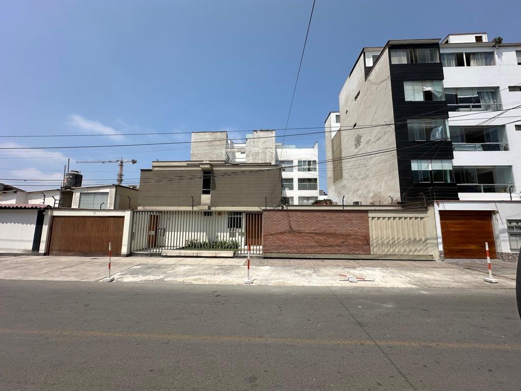 Venta de Casa Como Terreno Frente a Jockey Plaza