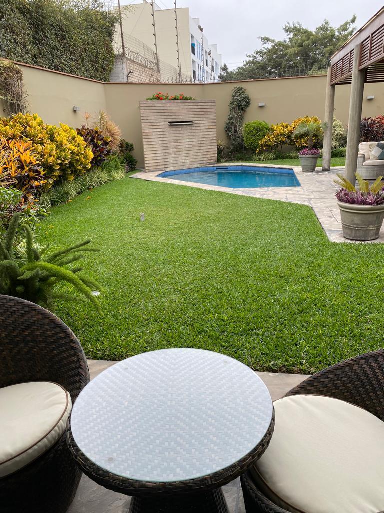 Casa Moderna en Condominio con Jardin y Piscina