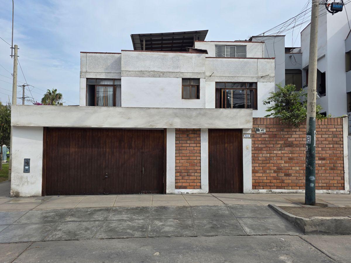 Casa Amplia de 3 Pisos en Surco