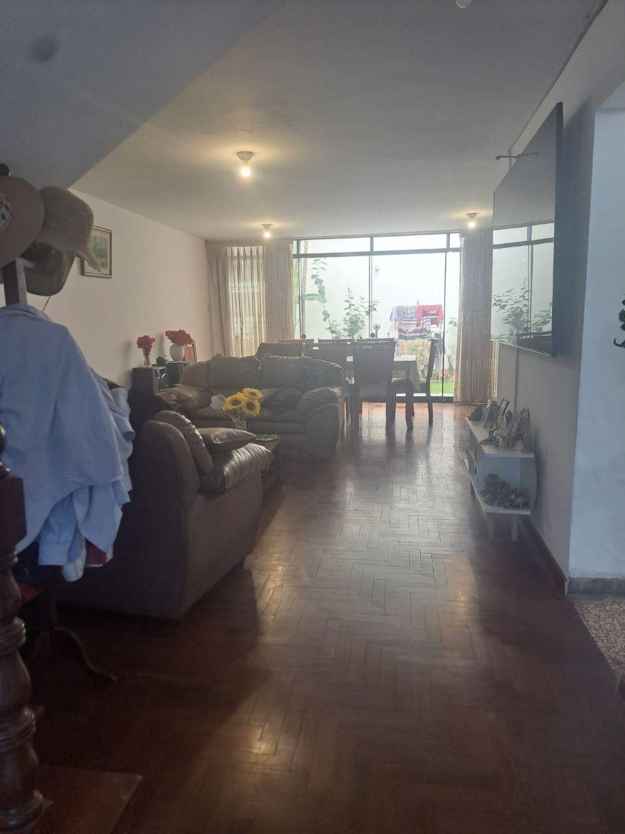 Venta de Casa Remodelada, 2 Pisos Más Azotea 4 Dormitorios 4 Baños 2 Cocheras at 160 Ac 240 m² Surco