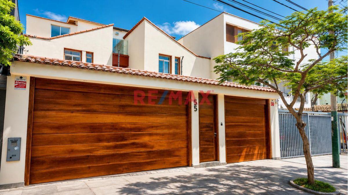 Se Vende Espectacular Casa Remodelada con Jardín y Terraza en Las Gardenias – Surco
