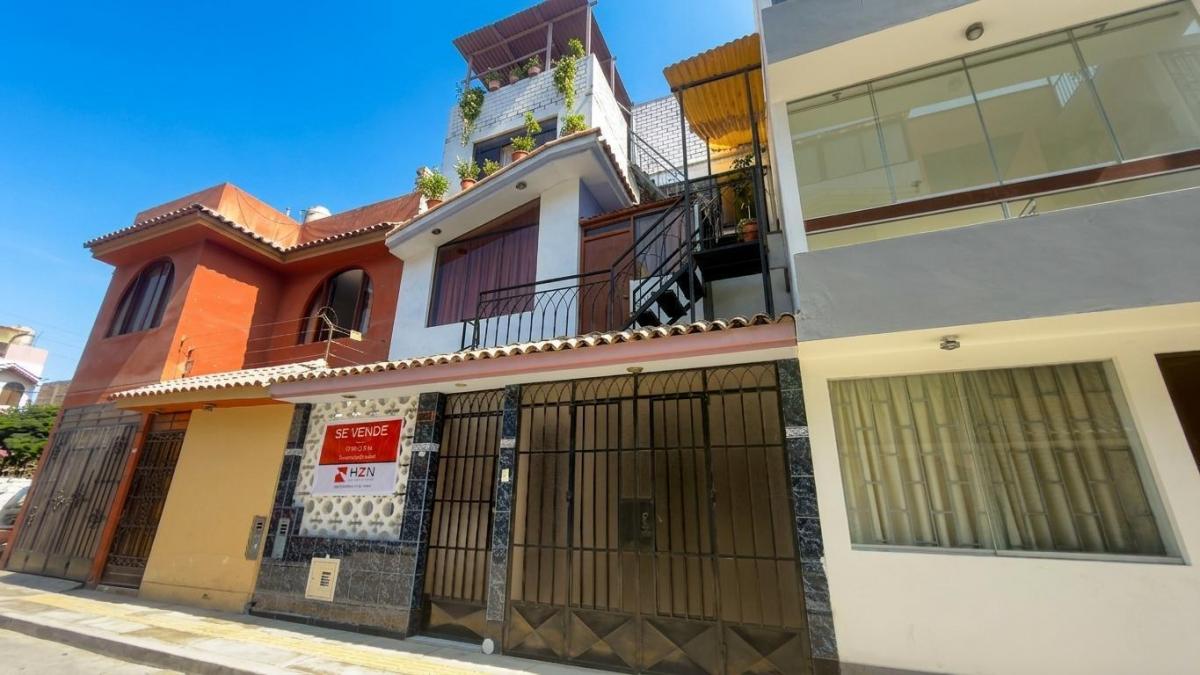 Casa en Venta en Surco con Proyección | Calle Privada | con Patio, Terraza
