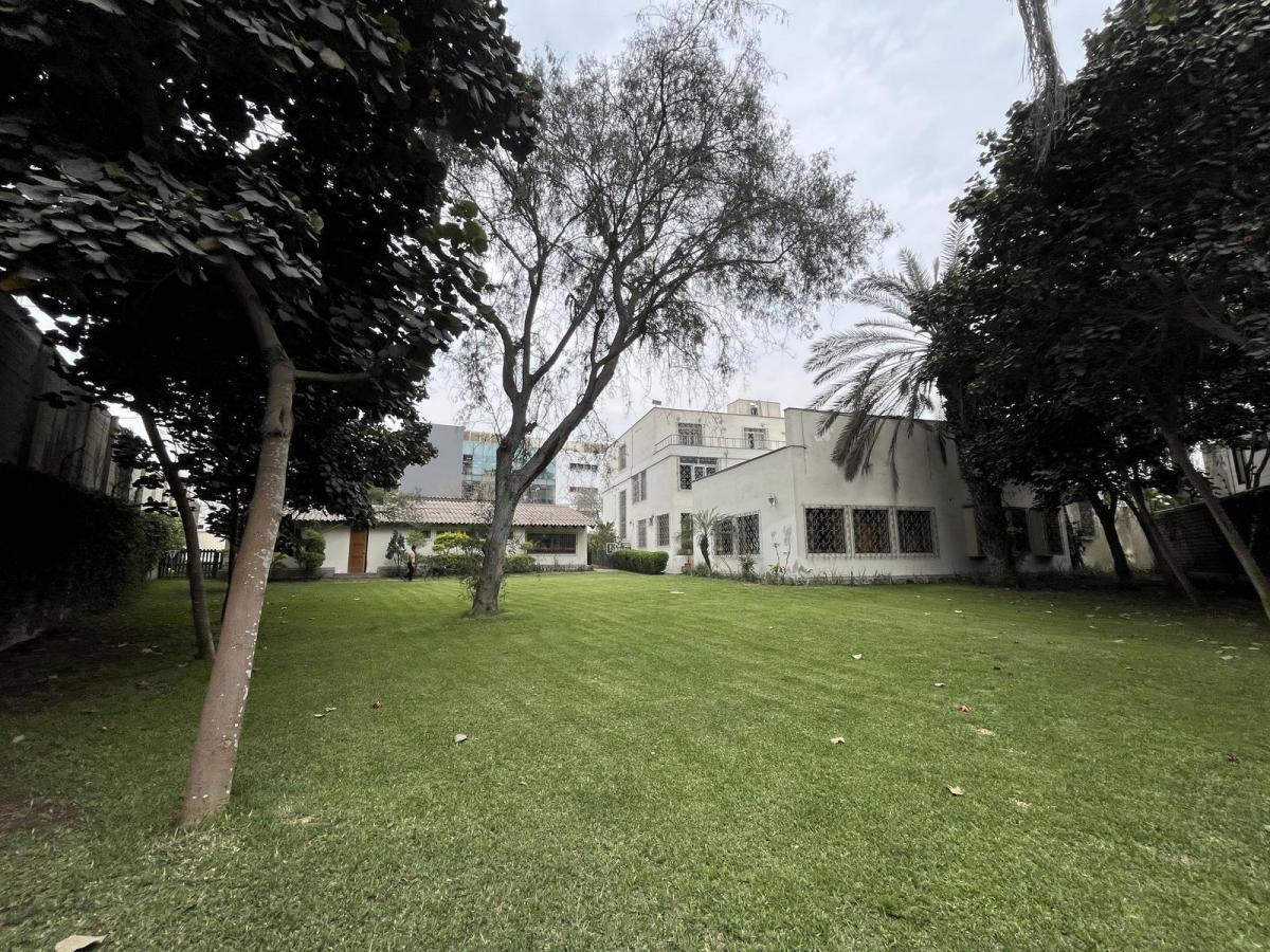 Vendo Casa o Terreno Av Manuel Olguin, Urb Granados, Surco