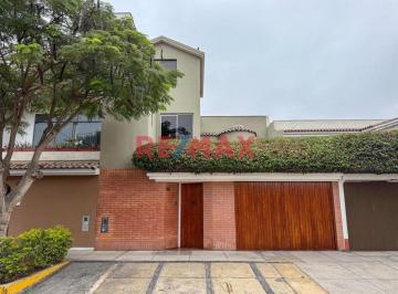 Venta de Amplia Casa en Surco Urb. Benavides