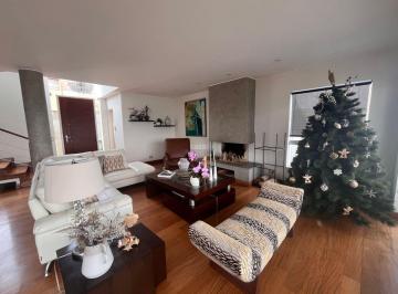 Casa Moderna de Tres Plantas con Jardín y Piscina en Casuarinas Sur