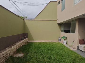 Oportunidad en Surco: Casa de 3 Pisos con 5 Dormitorios y Terraza