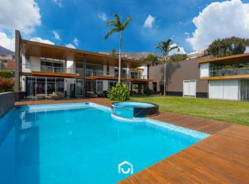 Casa con Amplio Jardín en Venta en Las Casuarinas