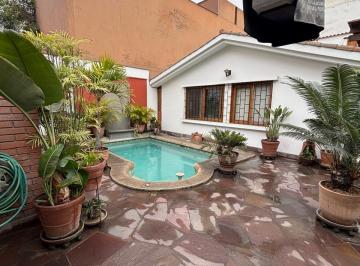 ¡Oportunidad en Monterrico! Casa con Jardín, Piscina y Mucho Potencial
