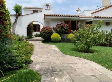 Linda y Acogedora Casa en Surco Rodeada de Arboles y Jardines