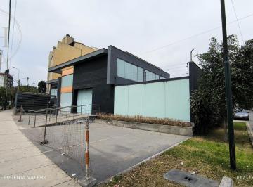 Venta de Casa Esquina Ideal Para Oficinas, Consultorios - 1º Piso Comercio - en Surco