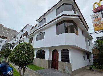 Casa Remodelada con 4 Dormitorios en Alquiler en La Encalada Surco