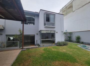 Casa en Calle Cerrada con Piscina