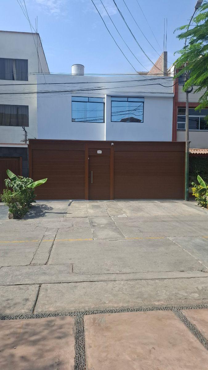Vendo Casa en Surco Nuevo 4 Dormitorios, 2 Estacionamientos y en La Parte Posterior un Jardin