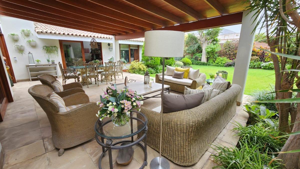 Por Viaje - Linda Casa 1256 m² de Una Sola Planta, Urb. Casuarinas Baja - Surco