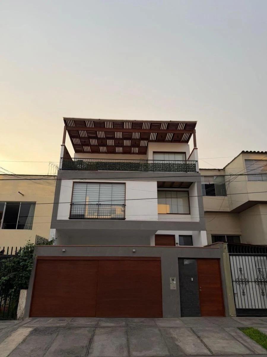 Venta de Casa en La Alborada Santiago de Surco | Casa de 3 Pisos + Semi Sótano | 2 Cocheras