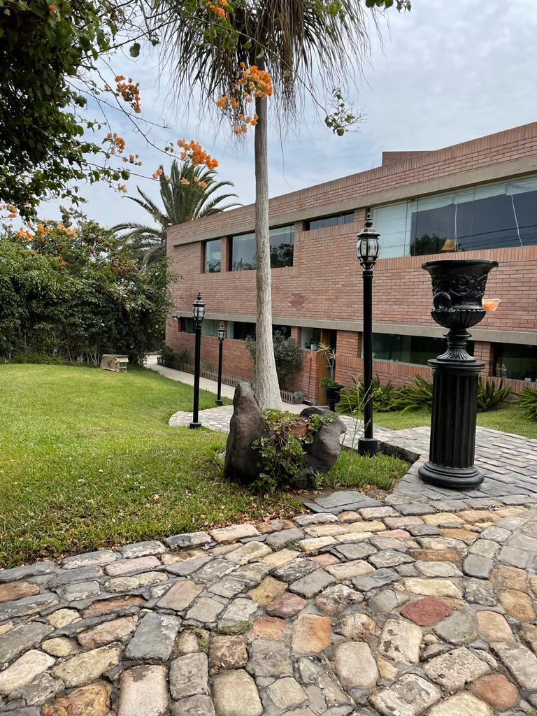 Linda Casa en Venta en Casuarinas Surco