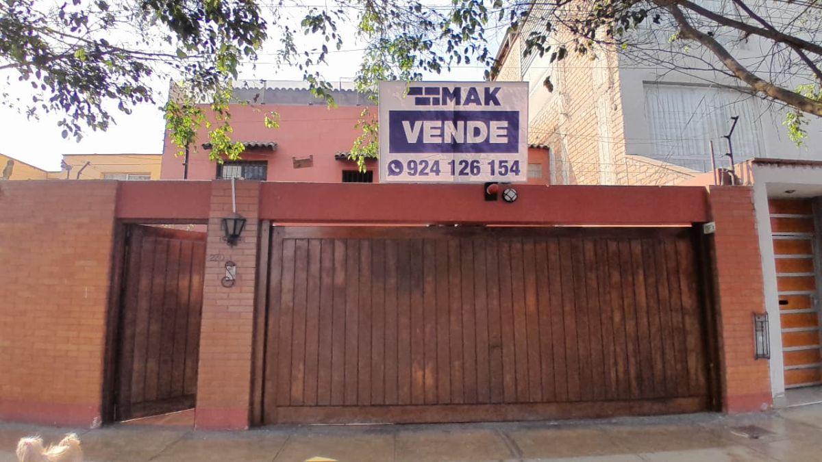¡Hermosa Casa en Venta Frente a Parque en Surco!