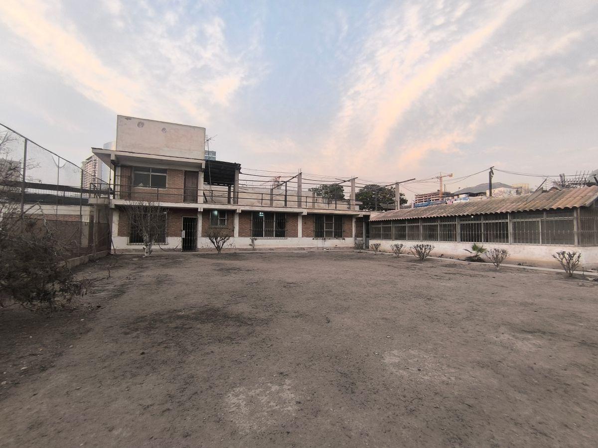 Venta de Casa Como Terreno en Av. Manuel Olguín – Surco | 2, 175 m² | Ubicación Estratégica