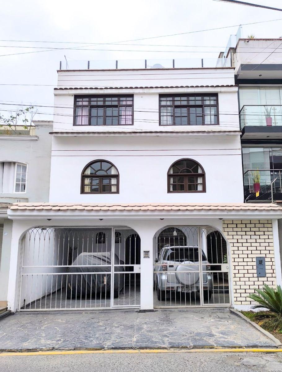 Amplia Casa Independizada con Dúplex Adicional en Urb. Álamos de Monterrico – Santiago de Surco