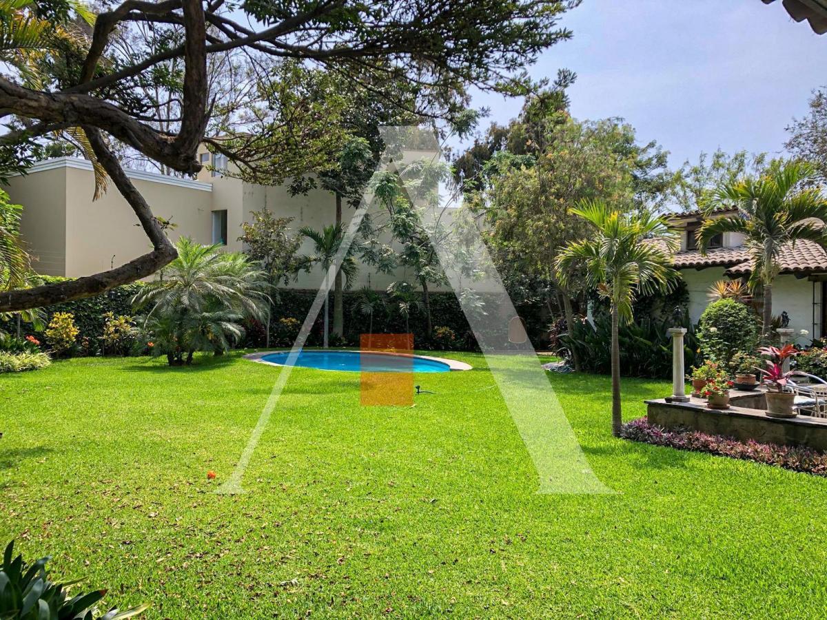 Amplia Casa en Venta en Monterrico Terreno de 1717 m² - Cerca a La Univ de Lima