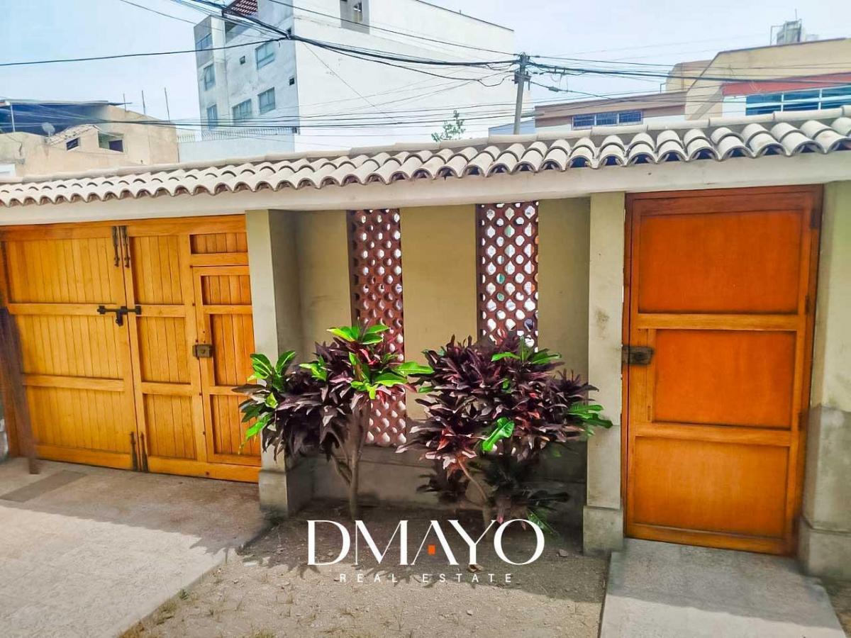 Oportunidad en Surco: Venta Casa 220 m², 02 Pisos - 03 Dormitorios - Límite con Miraflores