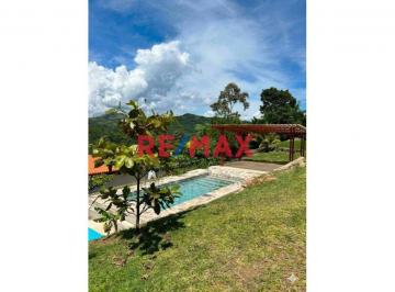 Mas de 1900 m² con Casa de Estreno y Piscina – Condominio Las Fincas, Tarapoto