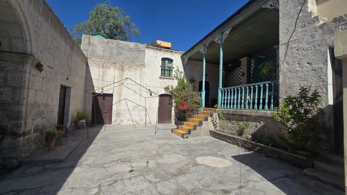 Casona con 29 Ml. de Frente a La Plaza Yanahuara de 869 m² en Arequipa