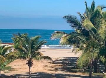 Hermosa Casa de 3 Pisos con Linda Vista Al Mar en El Balneario de Punta Sal.