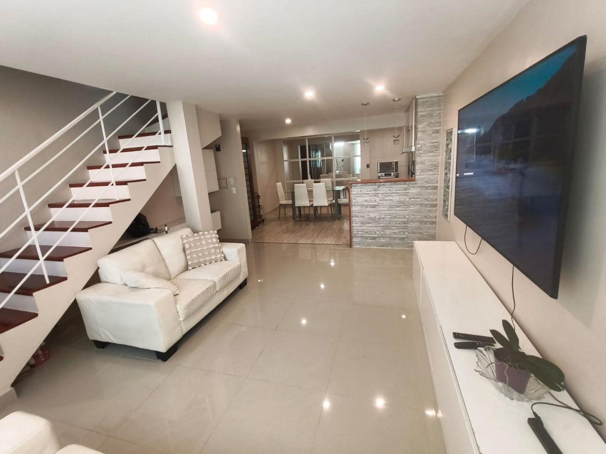 Alquilo Triplex Premium Totalmente Equipado: 120 m² con Terraza Privada y Vista a Parque Interior