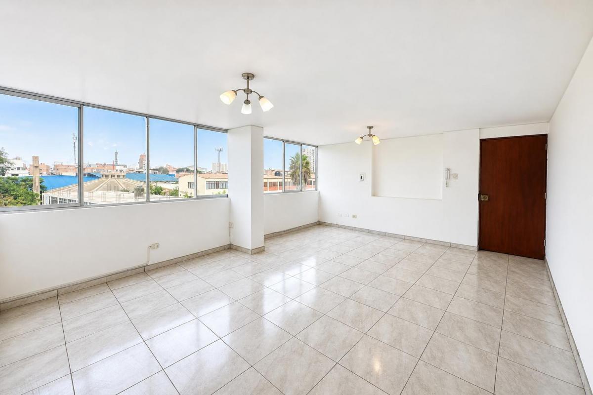 Alquiler Departamento 4to Piso Frente a Parque Cercado de Lima