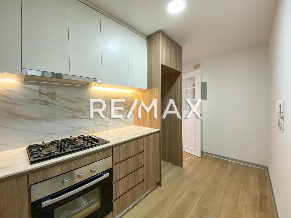 Departamento en Alquiler en Miraflores: 2 Dormitorios Amplios, Remodelado y con 2 Cocheras
