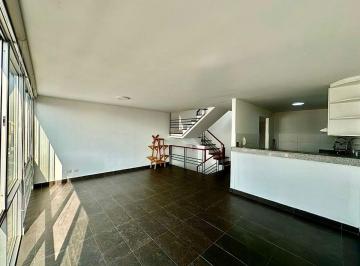 Alquiler de Penthouse Triplex con Terraza de 3 Habitaciones en El Corazón de Miraflores