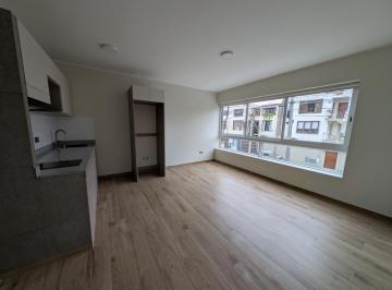 Moderno Departamento en Primer Piso con Acceso a Bello Patio Interior.