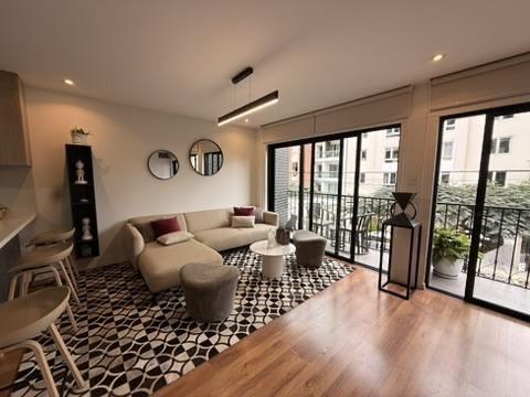 Departamento en Miraflores de 2 Dormitorios, Amoblado Bonito y Moderno. con Área Servicio y Cochera.