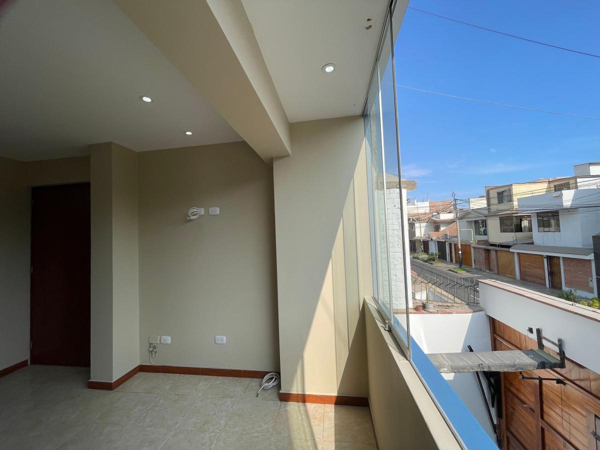 Amplio y Luminoso Departamento de 90 m² en Surco – ¡Vista a La Calle!