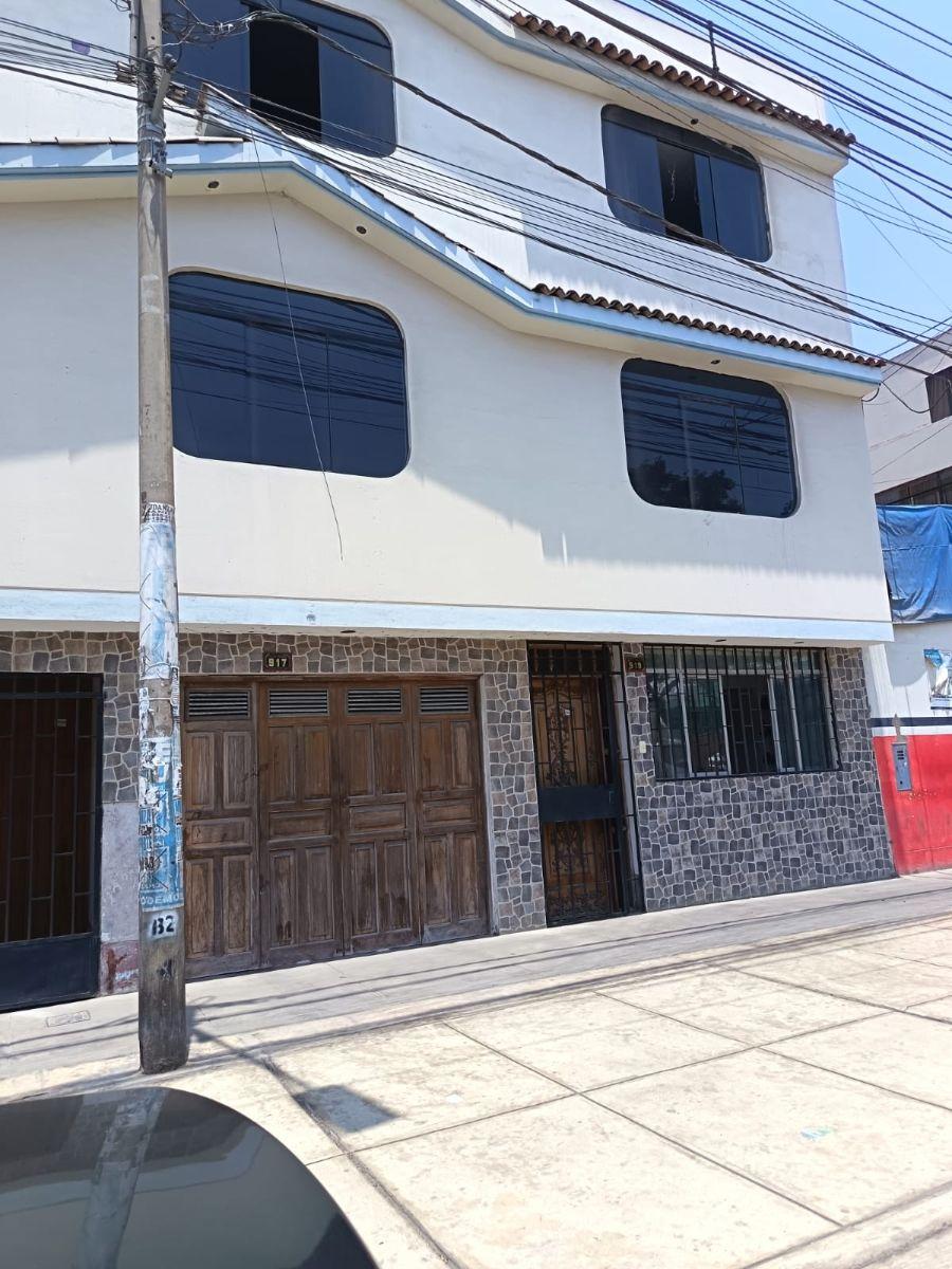 En Venta Multifamiliar de 3 Pisos en Av. Los Faisanes