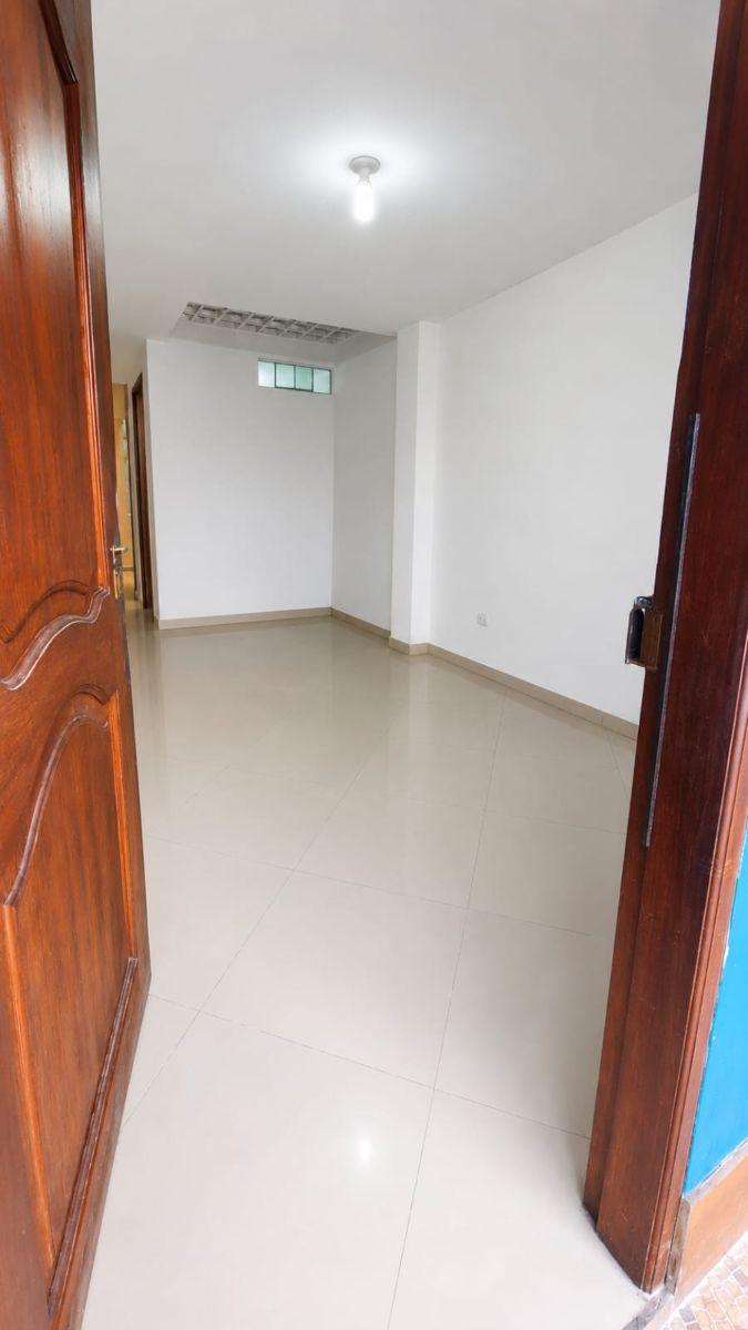 Vendo Amplio y Luminoso Departamento de 90 m² en Carapongo: Confort Familiar y Vista Exterior