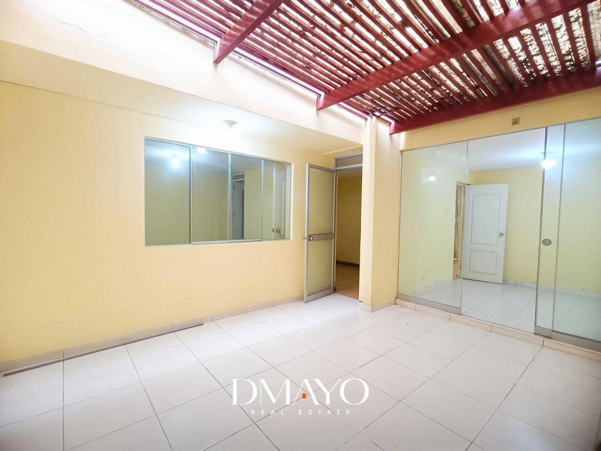 Venta de Amplio Departamento en Urb. Retablo en Primer Piso con Terraza