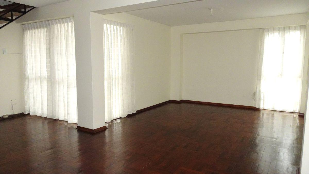 Duplex 4 y 5to Piso. 3 Dormitorios, 2 Baños, Terraza y Balcon, Servicio. Sin Ascensor. 169 m²