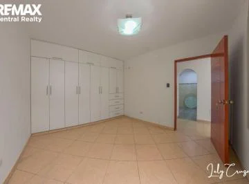 Oportunidad en La Molina! Amplio Departamento de 170 m² – Oficinas Administrativas