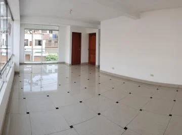 Se Vende Amplio Departamento en 2do Piso con Cochera en La Molina