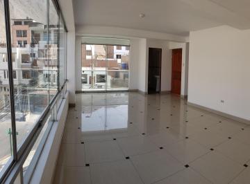Se Vende Amplio Departamento en 3er Piso en La Molina