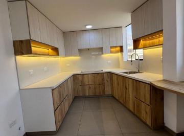 Venta de Amplio Departamento Frente a Parque con Área de Terraza