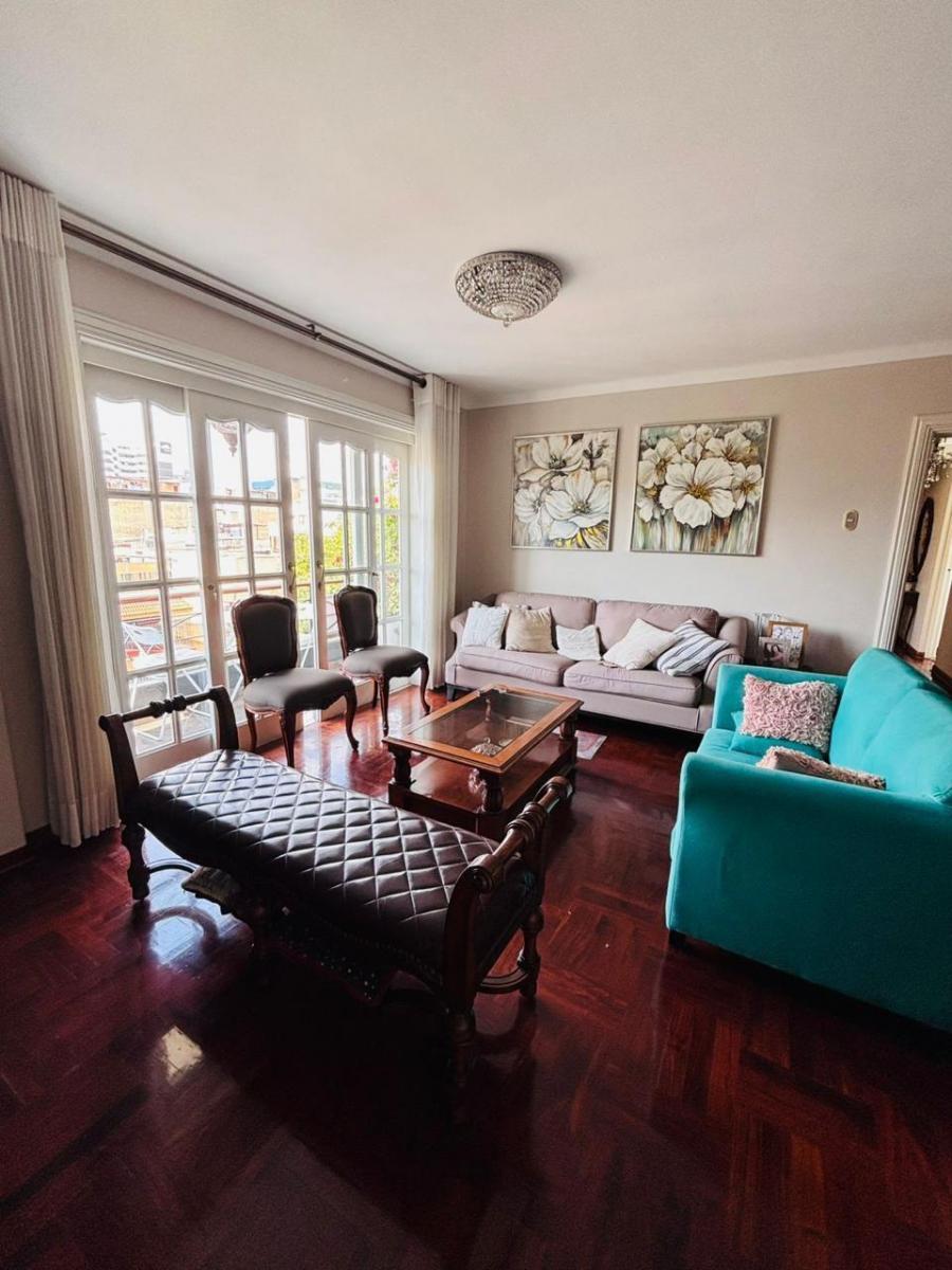 Departamento Amplio con Balcón y Parquet Original en Lince – 102 m²